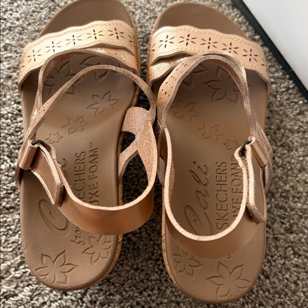 Cali from Skechers luxe foam size 7 small wedge rose gold - Picture 2 of 4